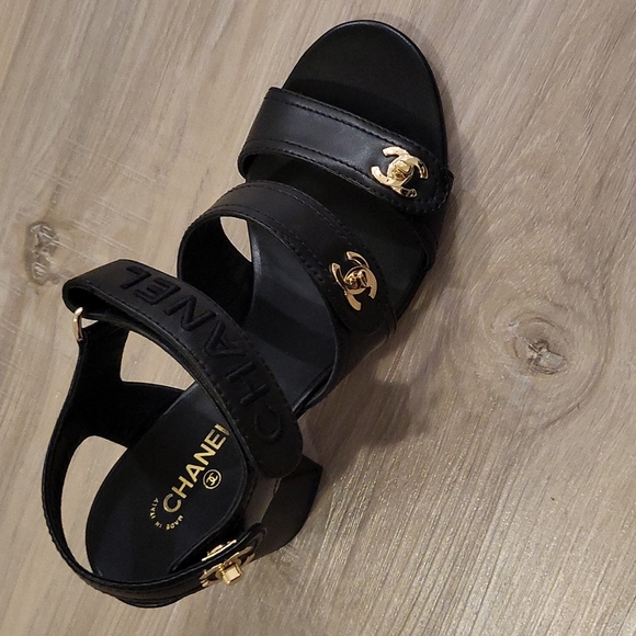 NIB CHANEL CC Logo Gold Turn lock Black Leather Heeled Sandals Sz 38.5 - Picture 8 of 8